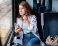 в автобусе едет