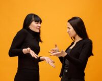 дама в желтом