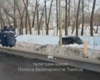 В Тамбовской области «Форд Фокус» перелетел бордюр и врезался в столб