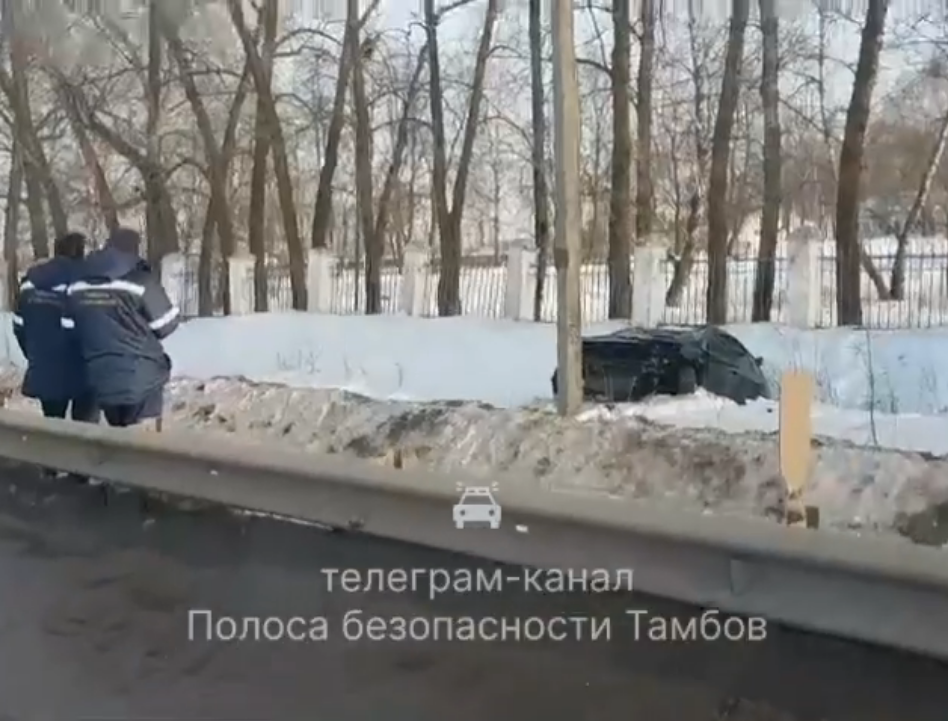 В Тамбовской области «Форд Фокус» перелетел бордюр и врезался в столб