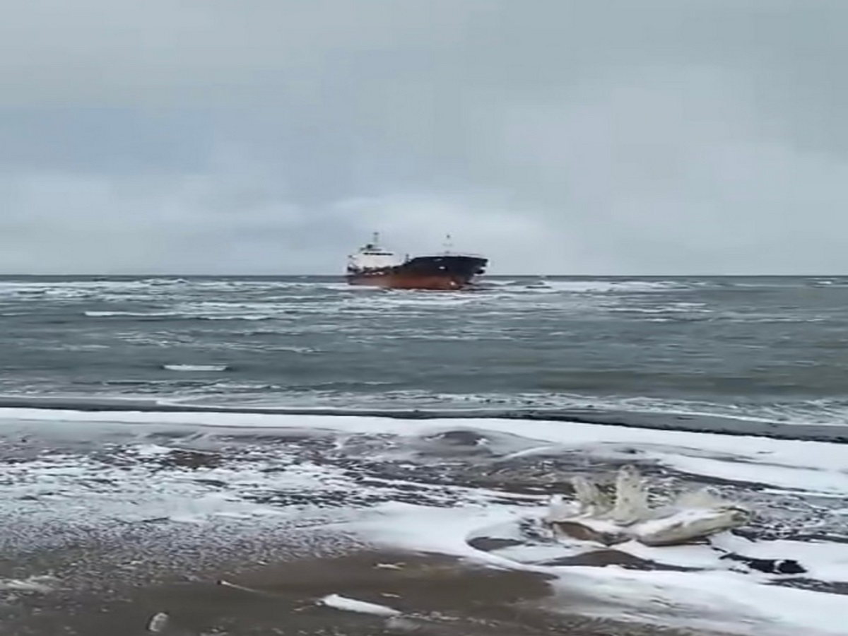 севший на мель танкер