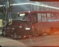 В Рязани при столкновении микроавтобуса и внедорожника пострадала 44-летняя пассажирка