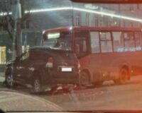 В Рязани при столкновении микроавтобуса и внедорожника пострадала 44-летняя пассажирка
