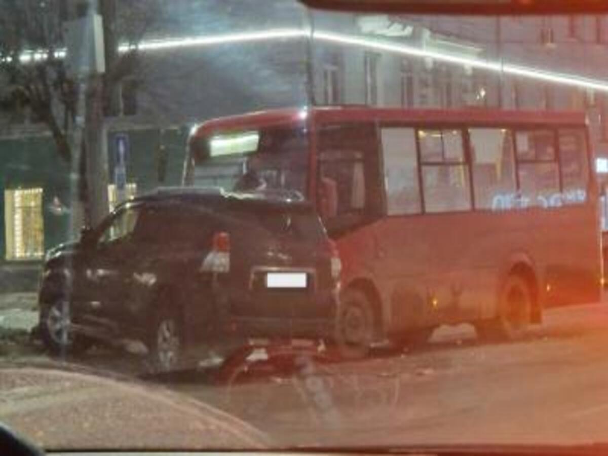 В Рязани при столкновении микроавтобуса и внедорожника пострадала 44-летняя пассажирка