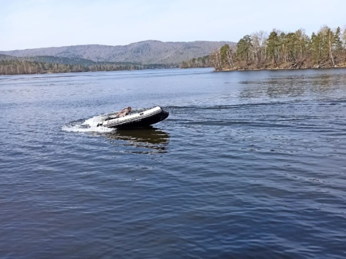 Охотское море рыболовное судно. В охотском море обнаружили лодку. В охотском море обнаружили лодку. В охотском море обнаружили лодку. В охотском море обнаружили лодку.