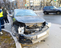 В Рязани на улице Островского столкнулись иномарка и «жигули». Есть пострадавшие