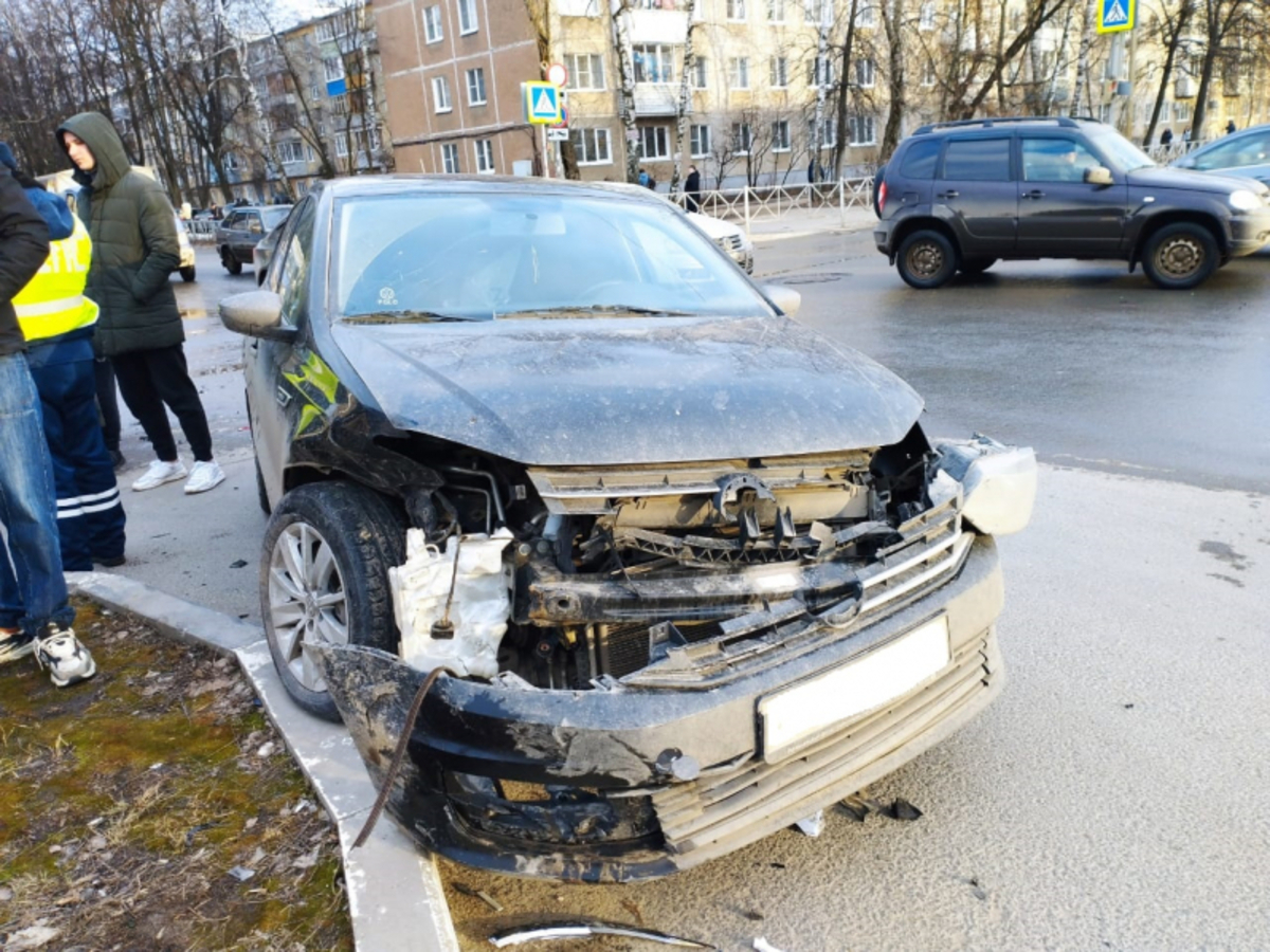 В Рязани на улице Островского столкнулись иномарка и «жигули». Есть пострадавшие