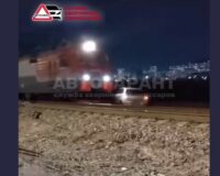 поезд снес машину