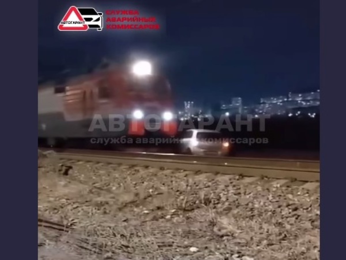 поезд снес машину