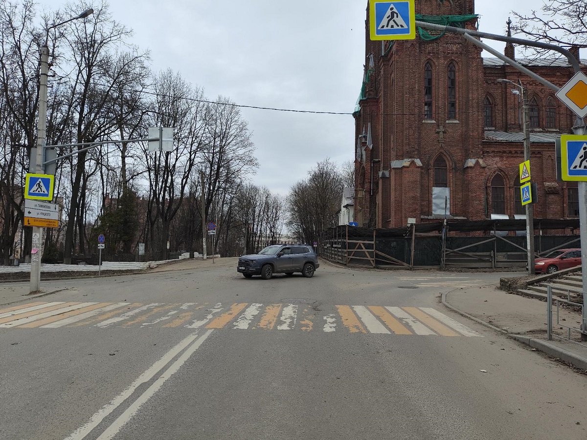 В Смоленске у костела на «зебре» внедорожник Nissan X-Trail сбил пенсионерку