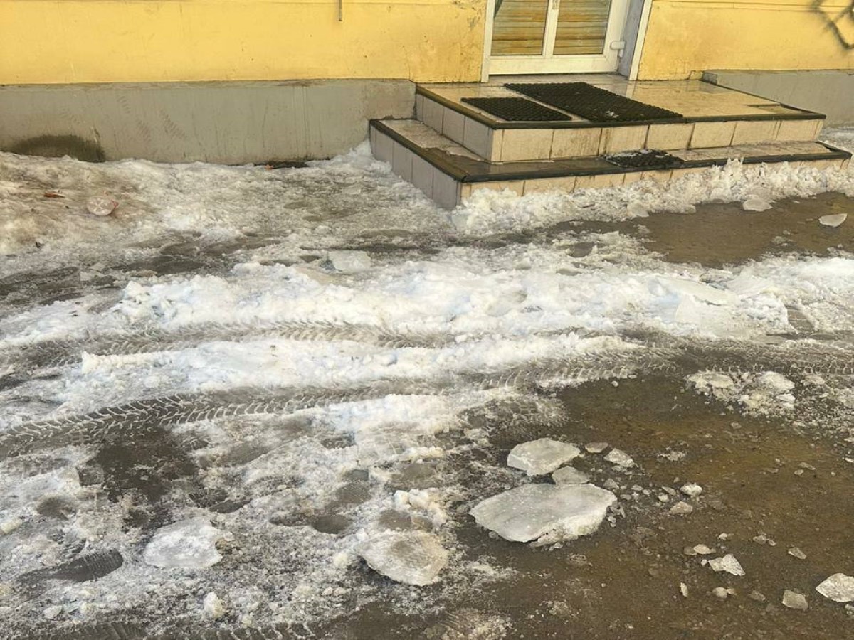 Умный дом. Сегодня дом работает. Удаленная работа. Монтаж навесных вентилируемых фасадов. Дизайнер интерьера мужчина.