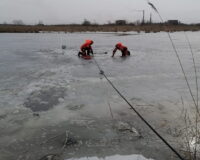 Спасают провалившегося под лед рыбака
