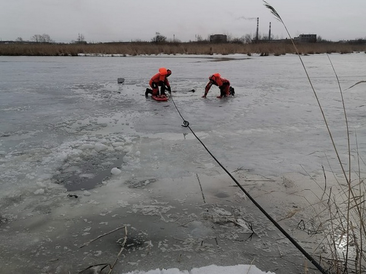 Спасают провалившегося под лед рыбака