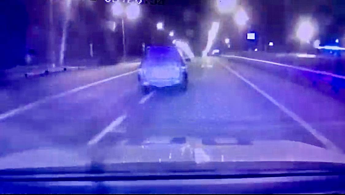 В Крестецком районе стреляли по колёсам машины, которую вёл подросток