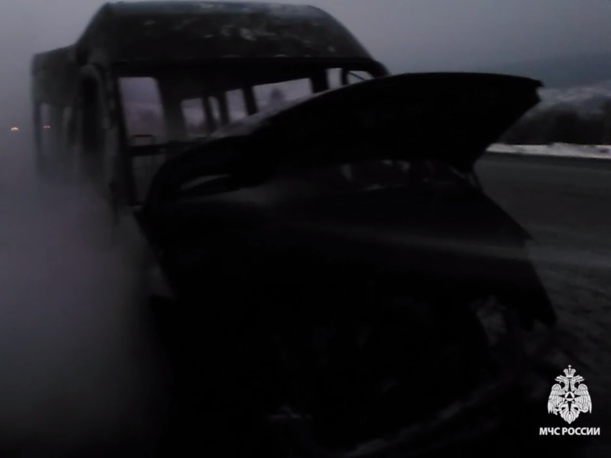 сгоревший микроавтобус