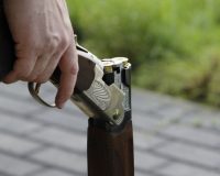 Туляк во дворе дома поругался с самокатчиком и стал в него стрелять