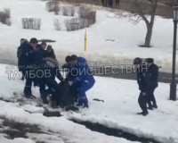 В Тамбове на склоне на набережной подросток с головой рухнул под землю