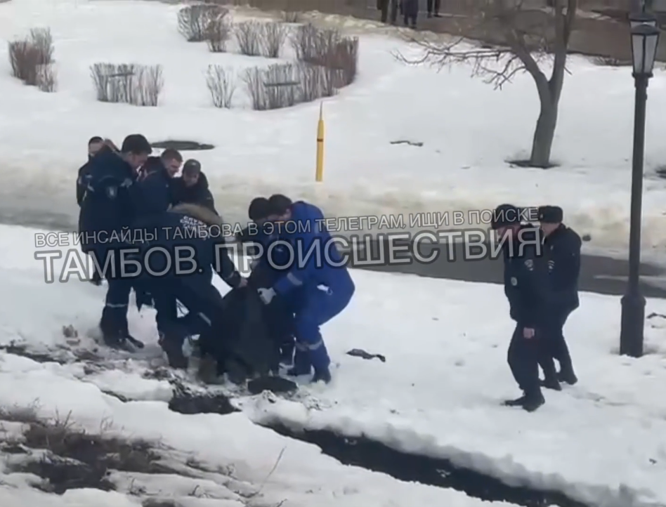 В Тамбове на склоне на набережной подросток с головой рухнул под землю