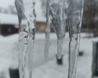 В центре Иванова на голову 12-летней девочки упала сосулька