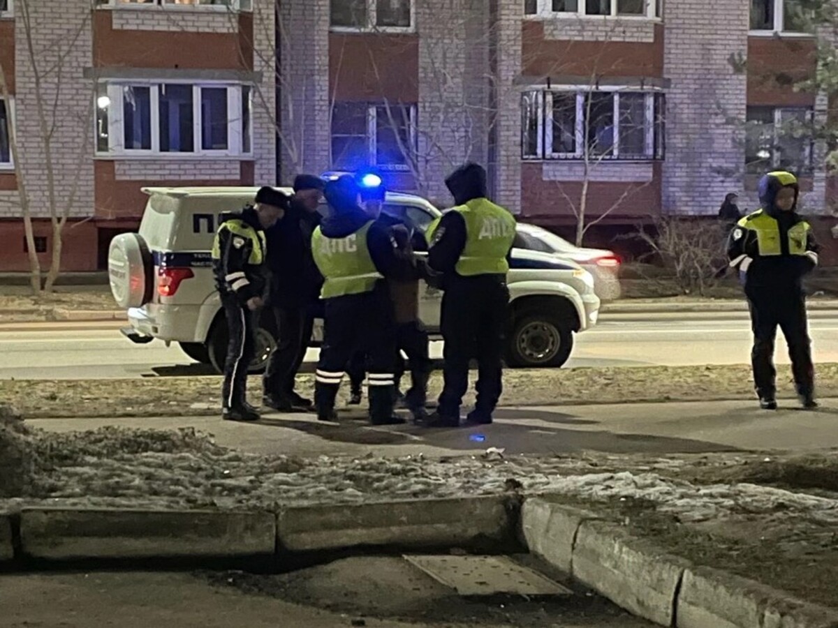 На улице Великого Новгорода мужчина устроил «голое дефиле»