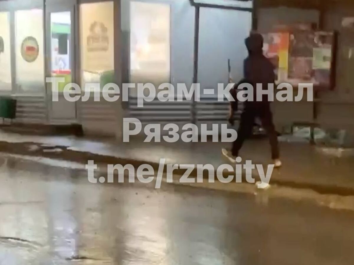 В городе Рязани по улице шел молодой мужчина с предметом в руках, похожий на автомат