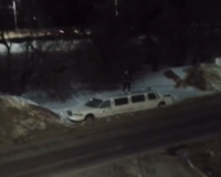 В Тульской области местный житель разгромил припаркованный лимузин