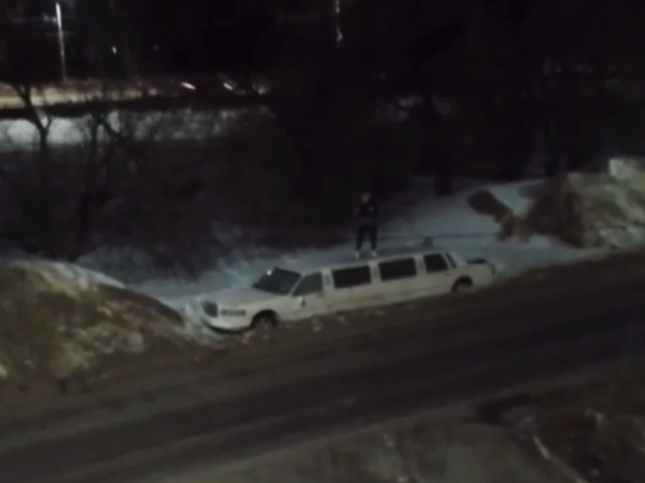 В Тульской области местный житель разгромил припаркованный лимузин