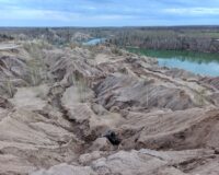 В тульских Кондуках легковушка сорвалась с горы и застряла в расщелине