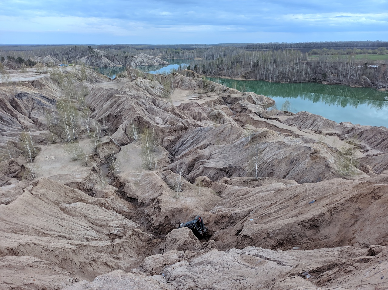 В тульских Кондуках легковушка сорвалась с горы и застряла в расщелине