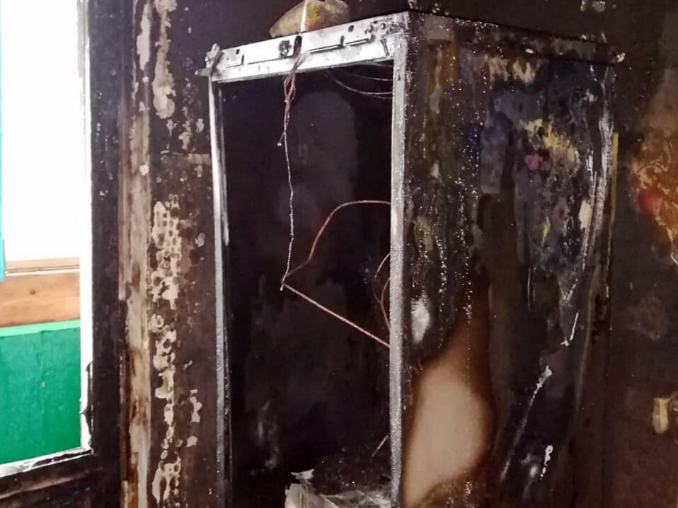 В Дорогобуже в пустой квартире загорелась морозильная камера холодильника