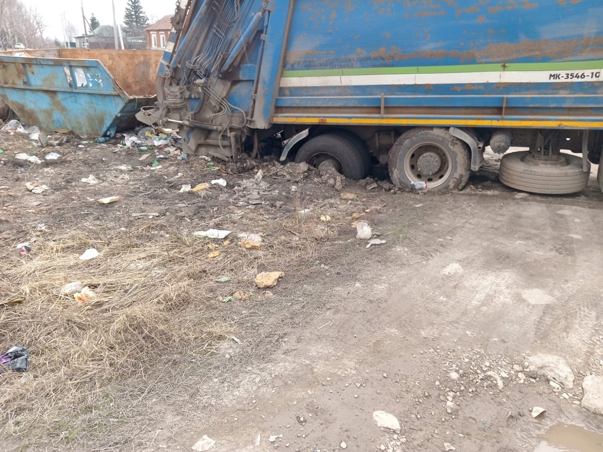 В Спасском районе Рязанской области мусоровоз провалился под землю