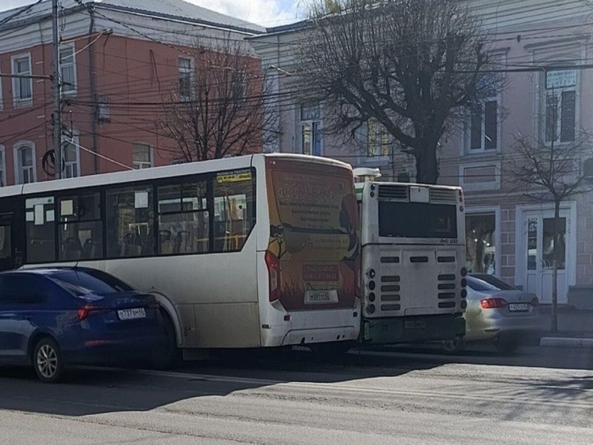 В городе Рязани на улице Соборной столкнулись пассажирский автобус и маршрутка