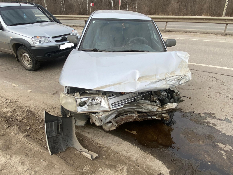 В Тамбове водитель из-за плохого самочувствия врезался в отбойник и «Ниву»