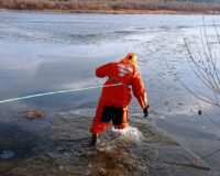 спасатели вывели бабушку с затопленного пустыря