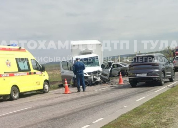 Под Тулой закружившийся на трассе «Форд Фокус» протаранил три машины