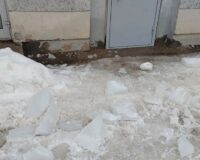 В Старой Руссе возбудили уголовное дело из-за травмирования женщины рухнувшей наледью