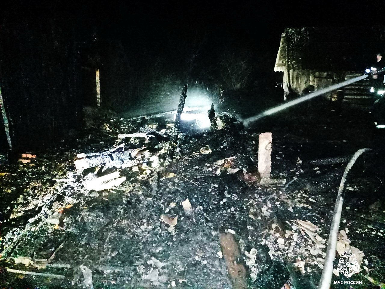 Смолянка готовила удобрение для рассады и спалила два сарая и гараж