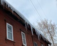 Тулячка просит взыскать с управляшки 255 тысяч за упавшую на нее наледь