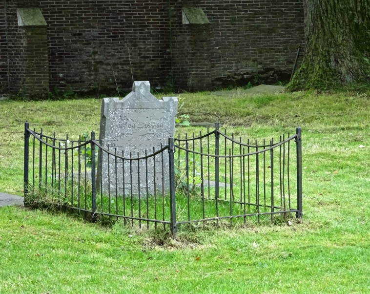 Тамбовский работник ритуальной компании воровал с погоста железные оградки