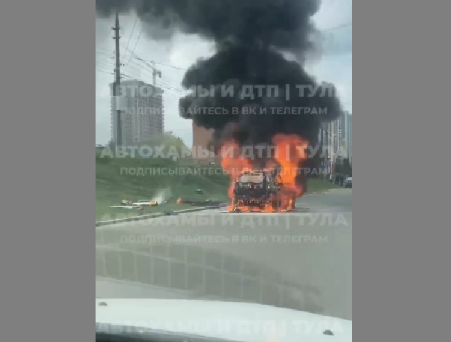 На улице Новомосковской в Туле полностью сгорела иномарка Renault Duster