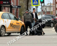 В Туле мотоциклист упал с байка, а тот проехал вперед и врезался в такси