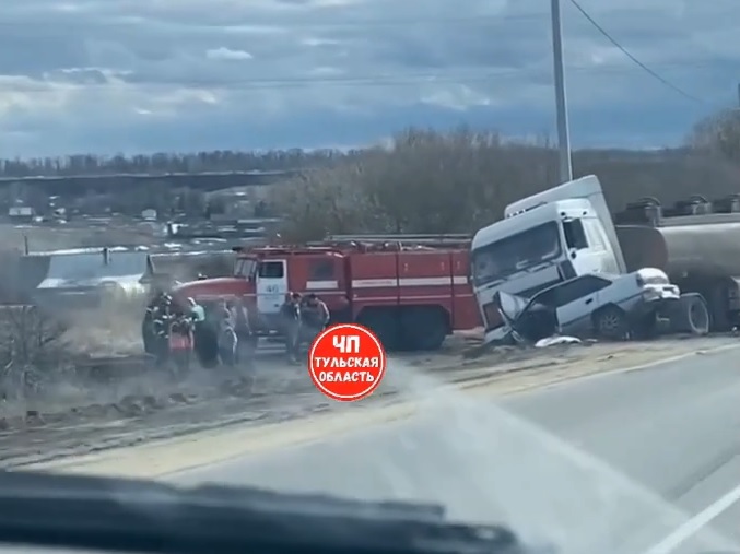 В Тульской области во въехавшей под бензовоз иномарке погиб пассажир