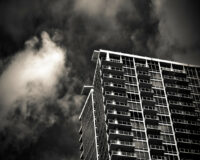 В Рязани на улице Великанова 87-летняя женщина выпала с пятого этажа и погибла