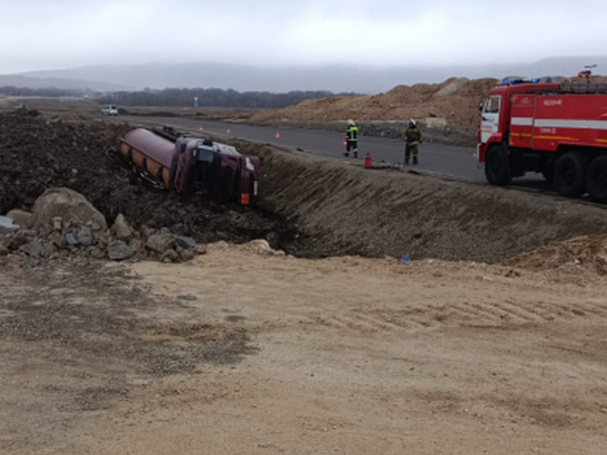 фото с места ДТП с бензовозом в Приморье