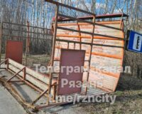 Словно карточный домик: в городе Рязани сильный ветер сдул остановочный павильон