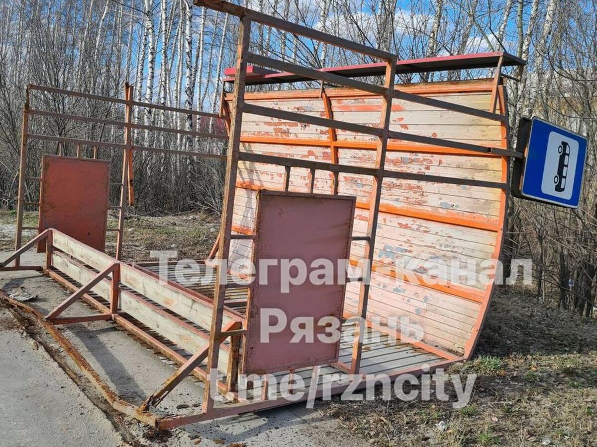Словно карточный домик: в городе Рязани сильный ветер сдул остановочный павильон