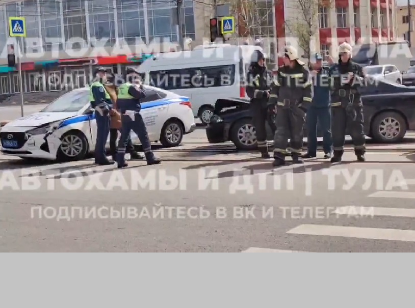 У цирка в Туле иномарка не пропустила машину ДПС и врезалась в неё