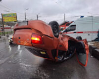 В Рязани во время столкновения двух легковушек перевернулась «Лада»