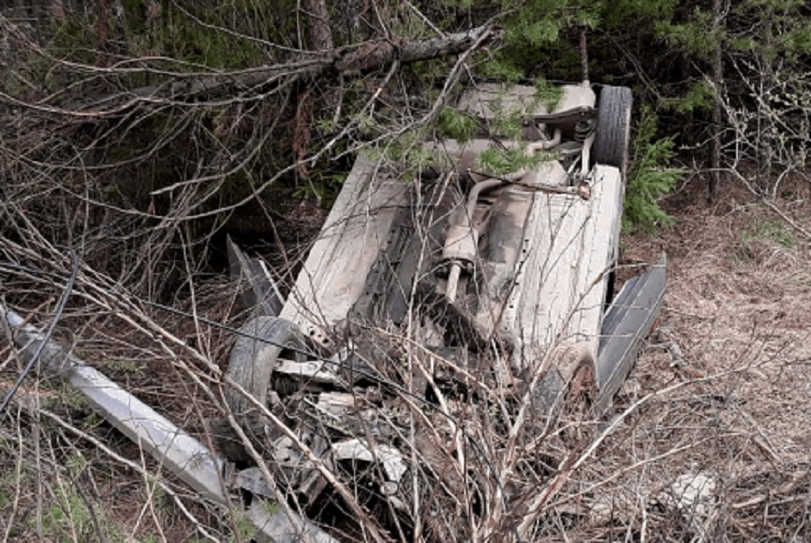 В Ивановской области легковушка перевернулась после столкновения со столбом