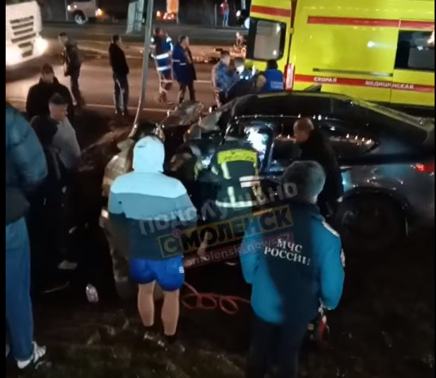 В Вязьме Geely врезался в авто дорожной службы – грузовик с людьми перевернулся 